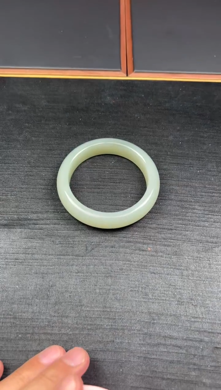 【闪购商品】和田玉手镯未镶嵌且末微色差近矿59+M