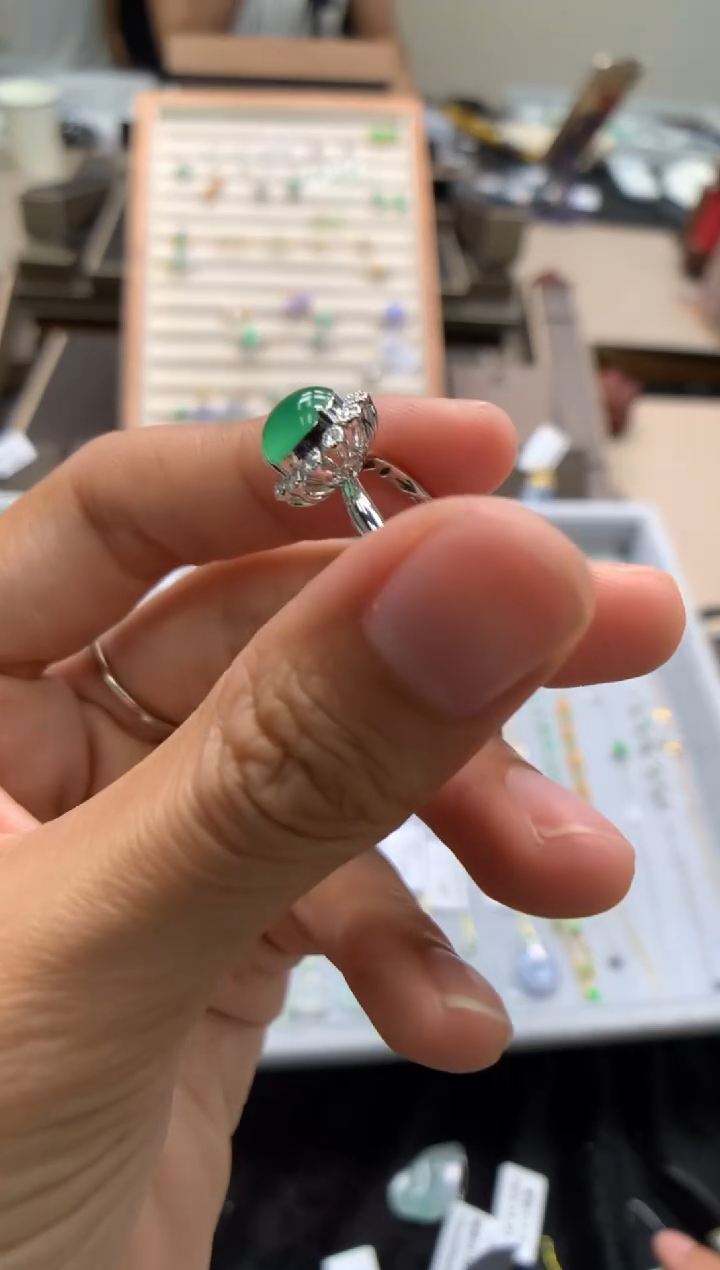 颈饰18K金镶嵌翡翠戒指