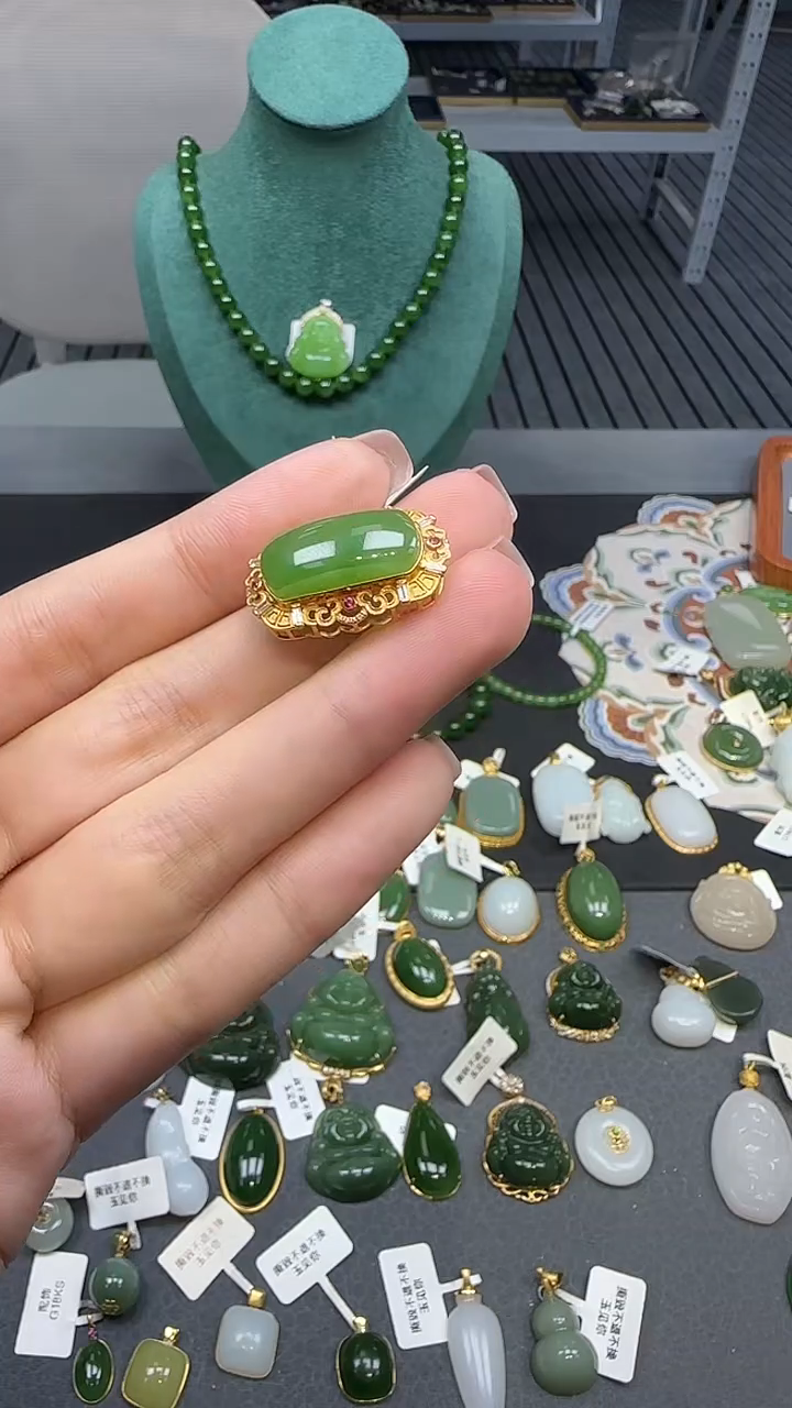 18K金镶嵌和田玉挂件1