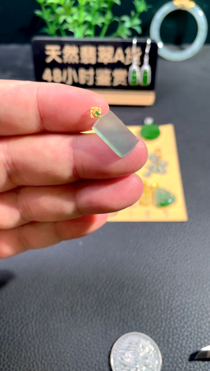 颈饰18K金镶嵌翡翠翡翠