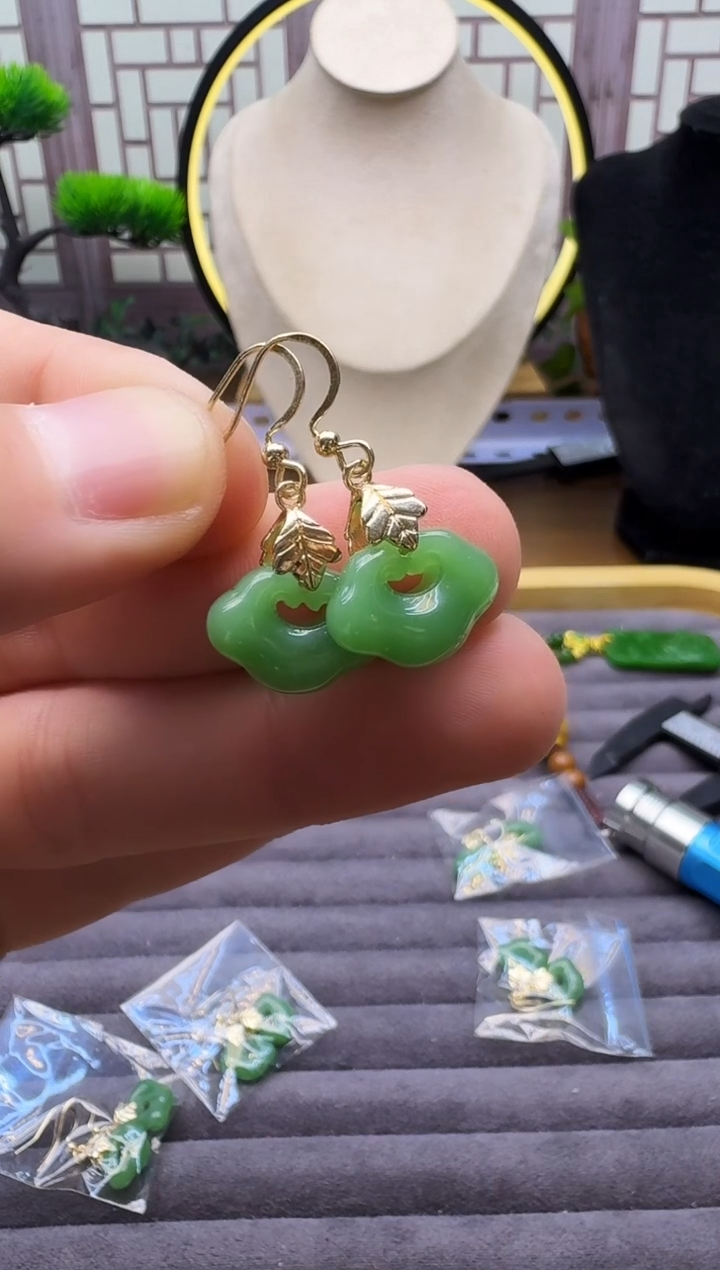 14K金镶嵌和田玉耳饰E179      