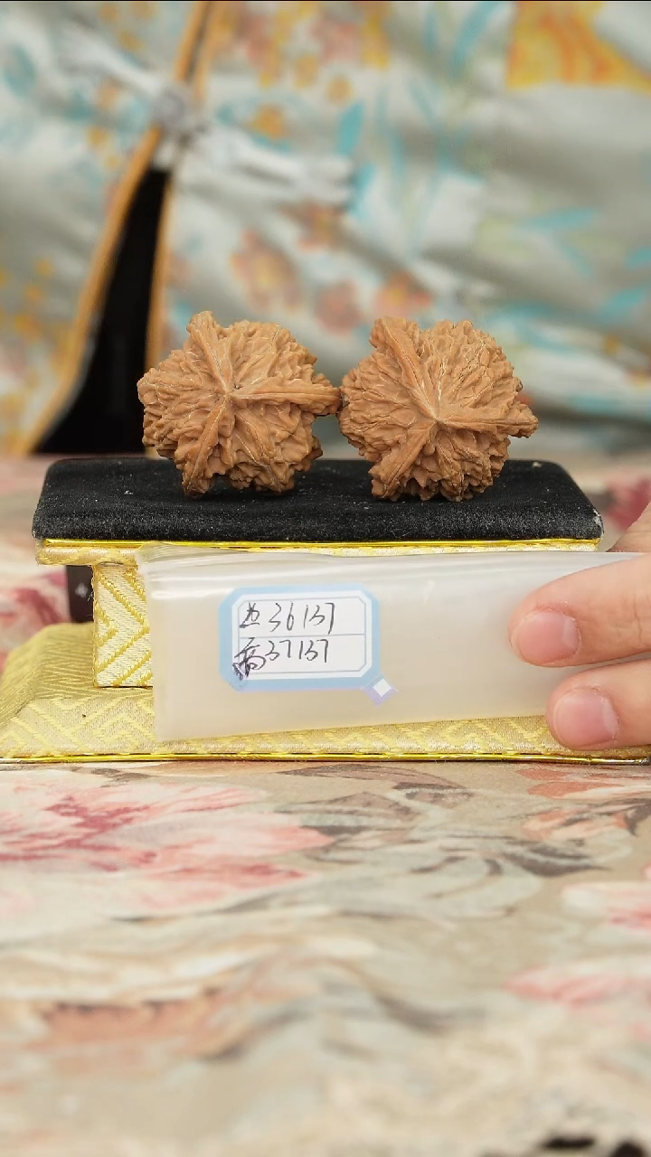 【闪购商品】文玩核桃把件盘山三棱