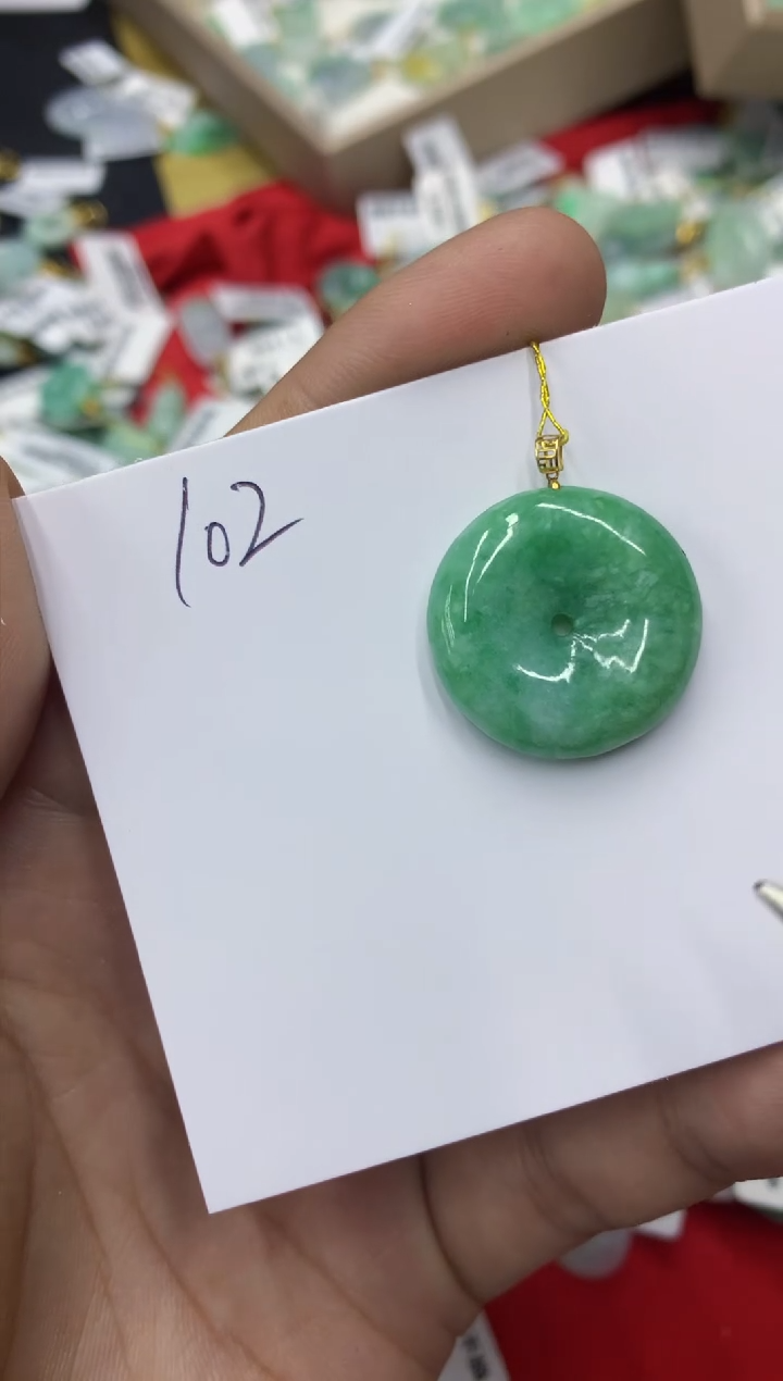 翡翠18K金镶嵌颈饰11111111111
