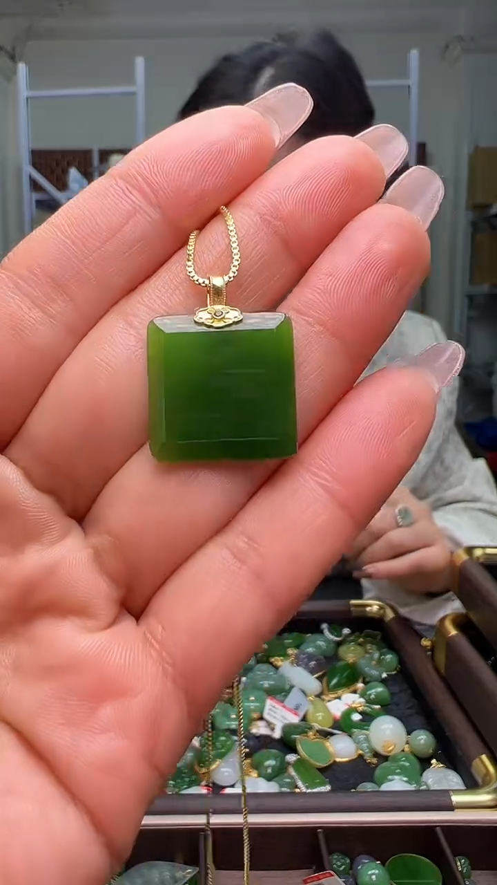 颈饰18K金镶嵌和田玉（多样性发货.发其一)12.31.81