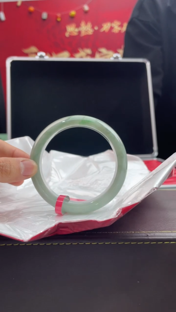 【闪购商品】翡翠手镯未镶嵌56翡翠手镯（微瑕）