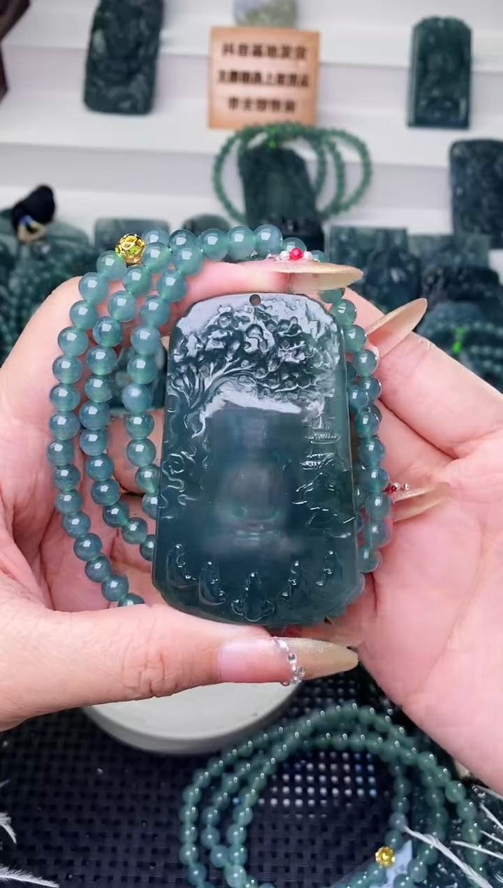 颈饰未镶嵌翡翠 