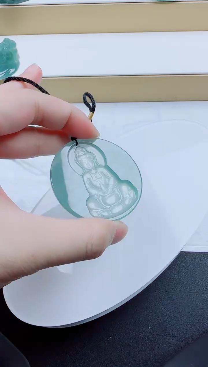 颈饰未镶嵌翡翠阴雕观音