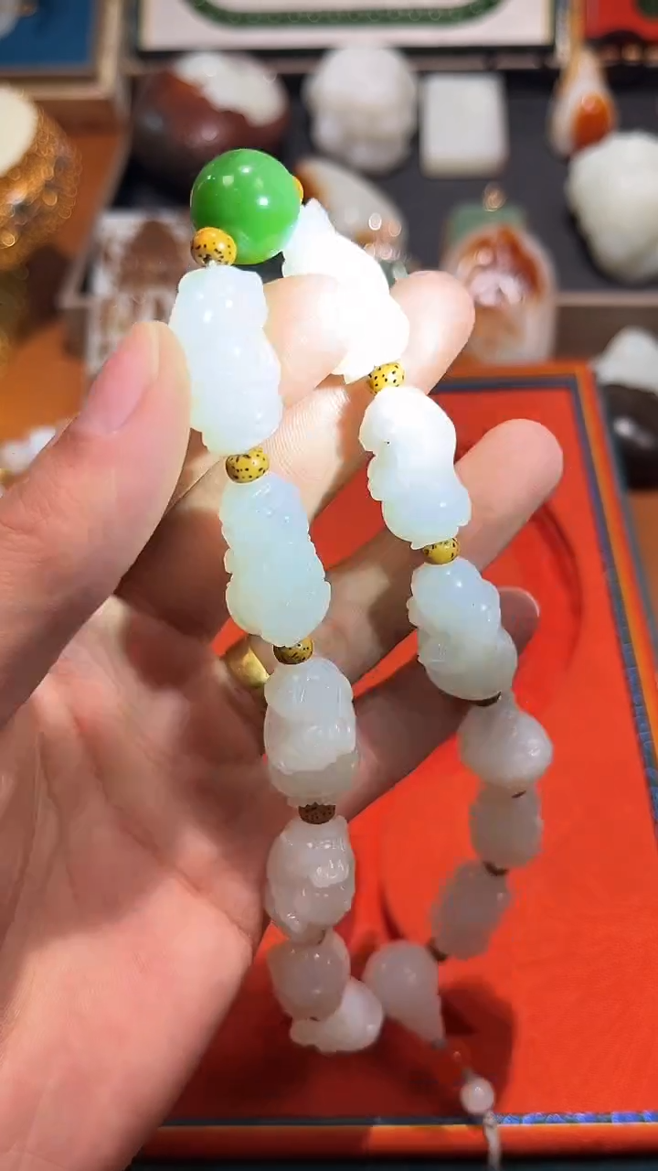 颈饰未镶嵌和田玉乐***。和田玉
