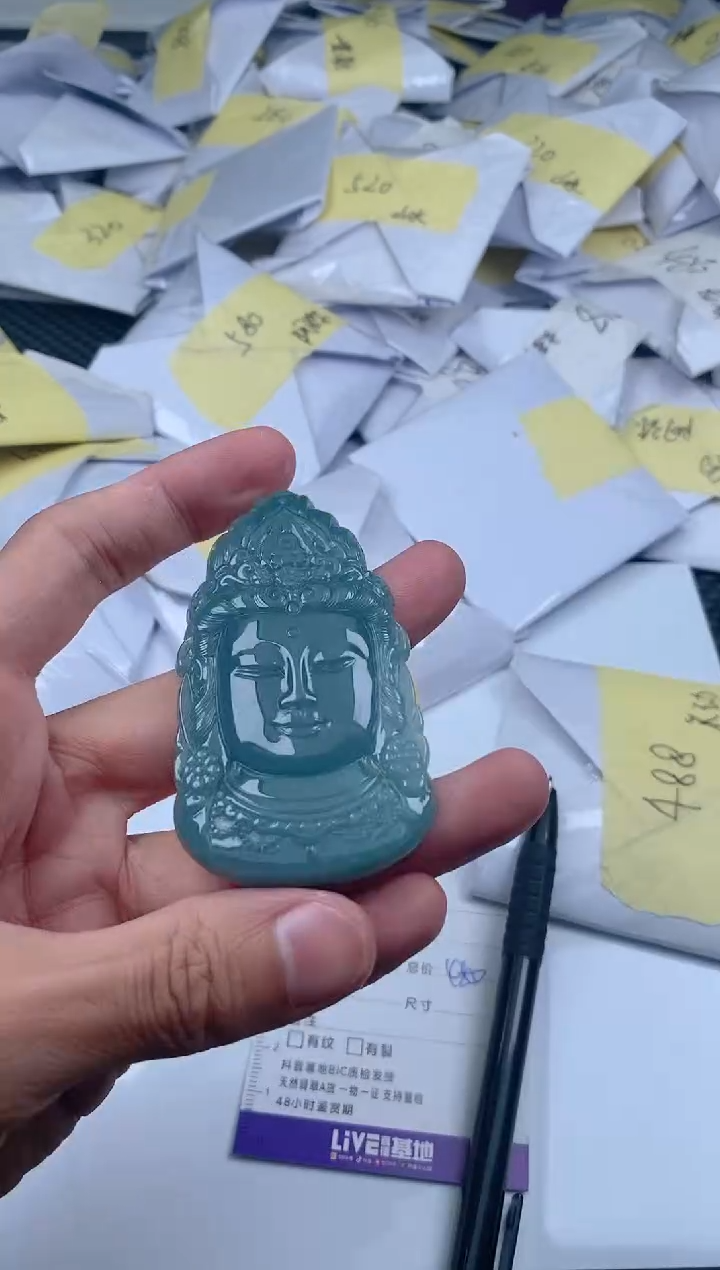 翡翠未镶嵌颈饰           