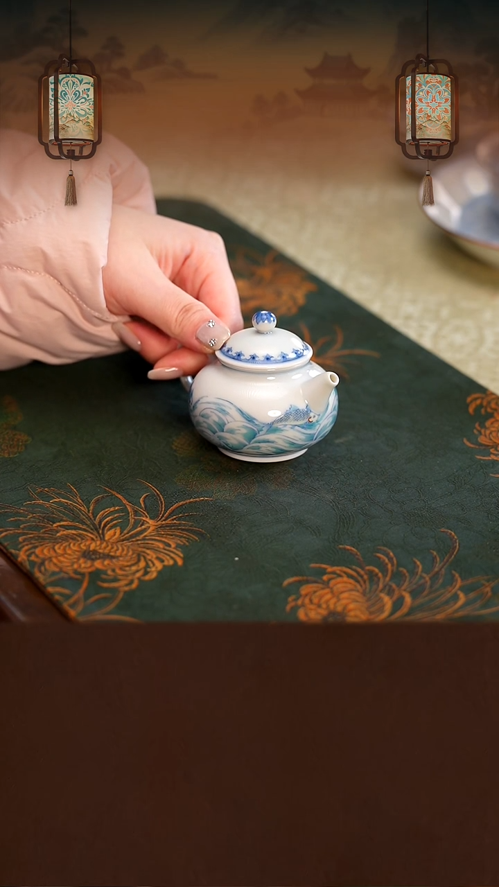 斗彩海水纹茶壶  