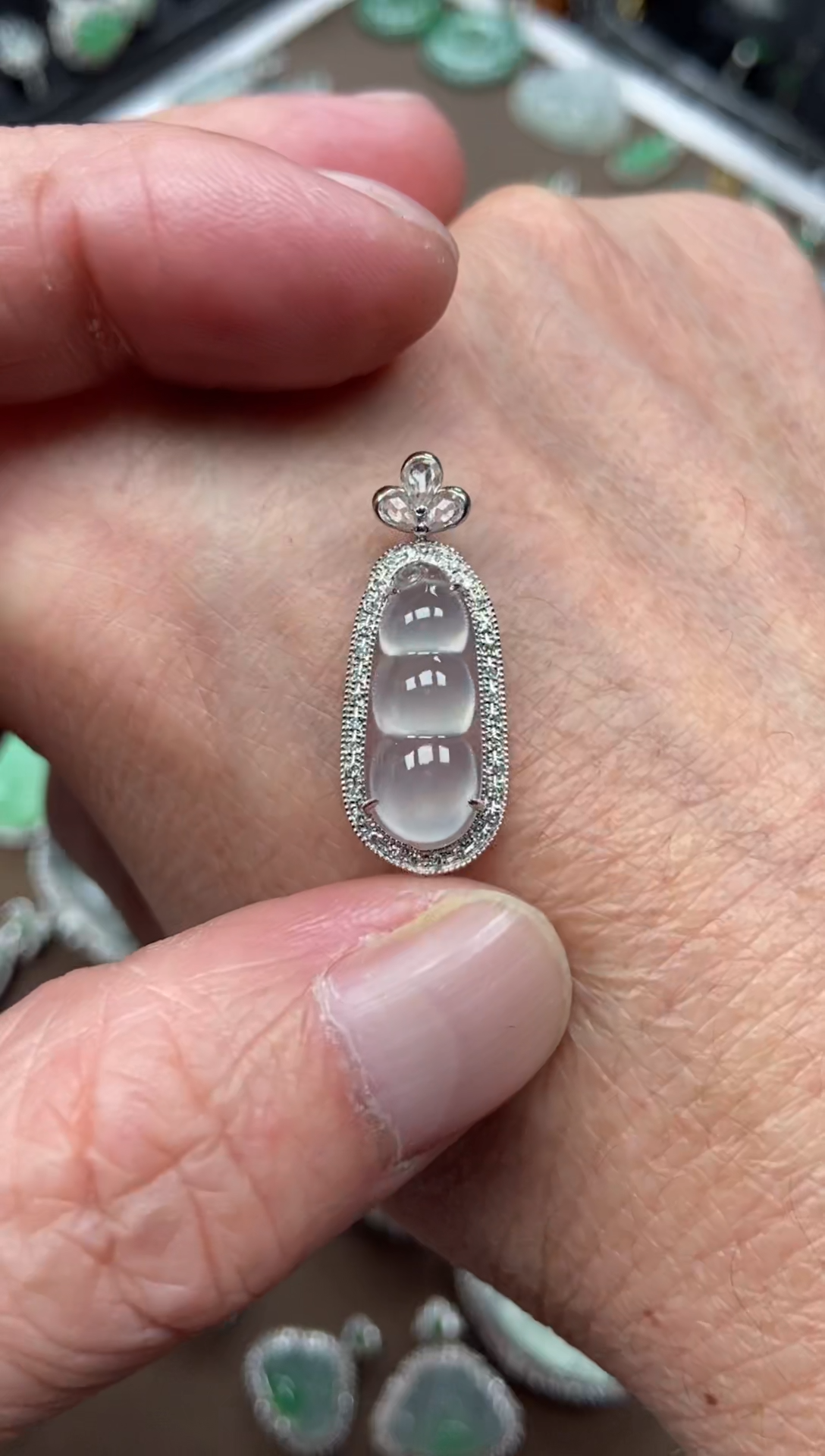 【闪购商品】翡翠吊坠(不含链)18K金镶嵌福豆