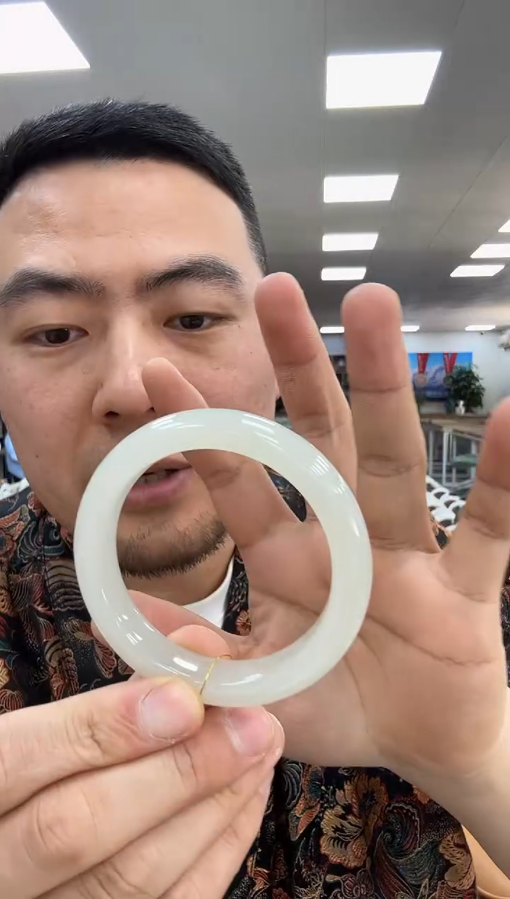 【闪购商品】和田玉手镯未镶嵌55.5  135