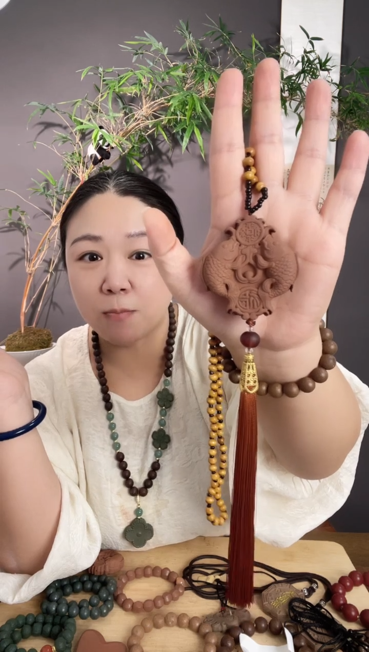 泥塑红麝年年有余 双鱼