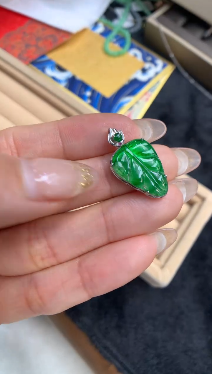 【闪购商品】翡翠颈饰18K金镶嵌叶子