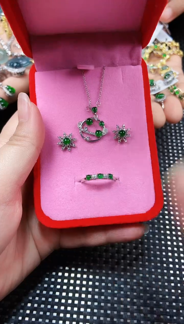 【闪购商品】翡翠颈饰未镶嵌111111111