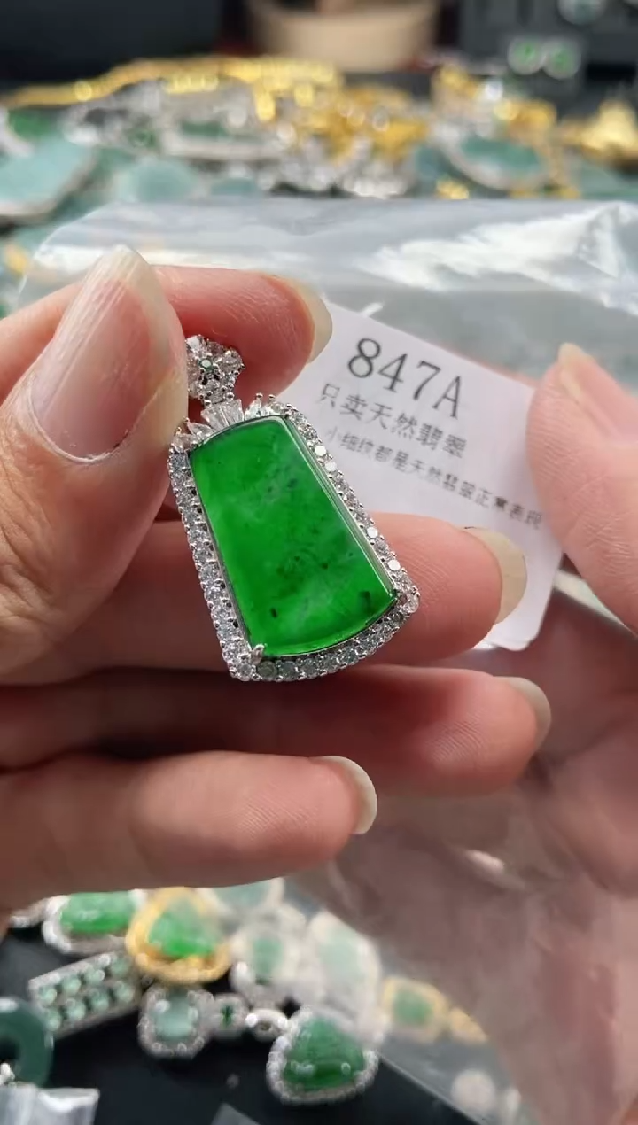 翡翠未镶嵌颈饰一物一拍