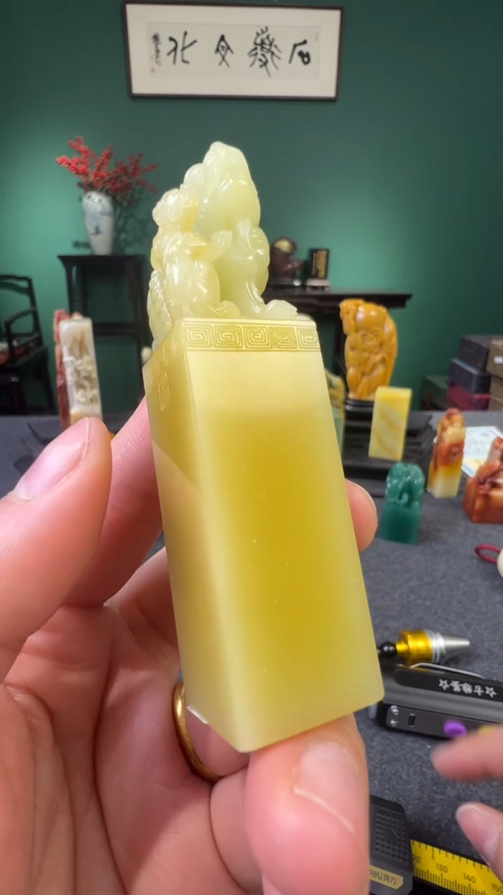 【闪购商品】青田石菜花黄瑞兽钮