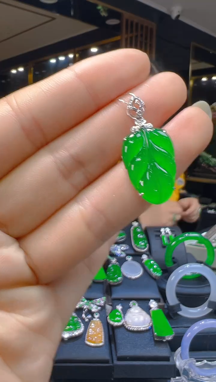 吊坠(赠链)18K金镶嵌翡翠045    