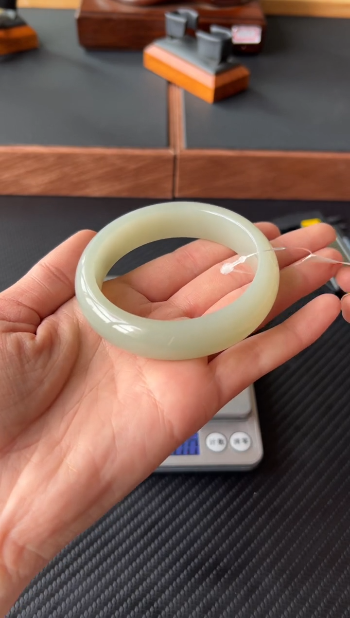 【闪购商品】和田玉手镯未镶嵌且末微色差近矿58