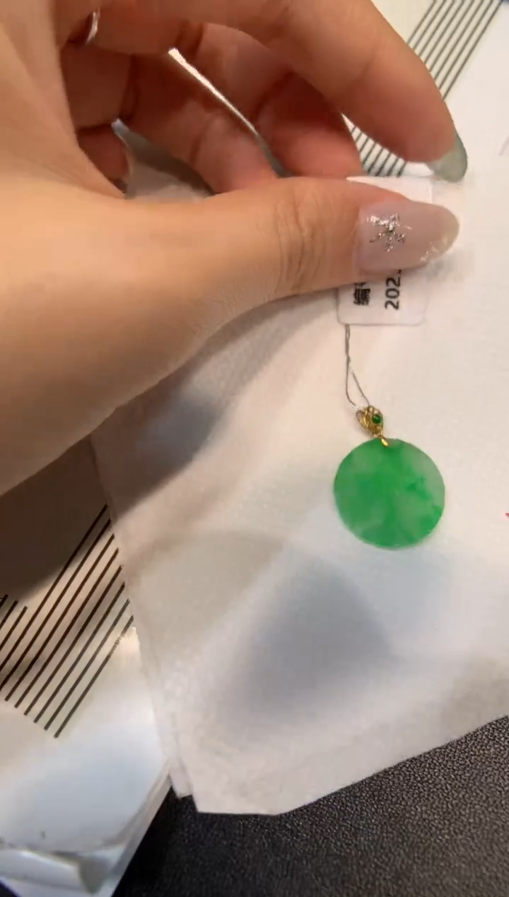 颈饰18K金镶嵌翡翠无事牌