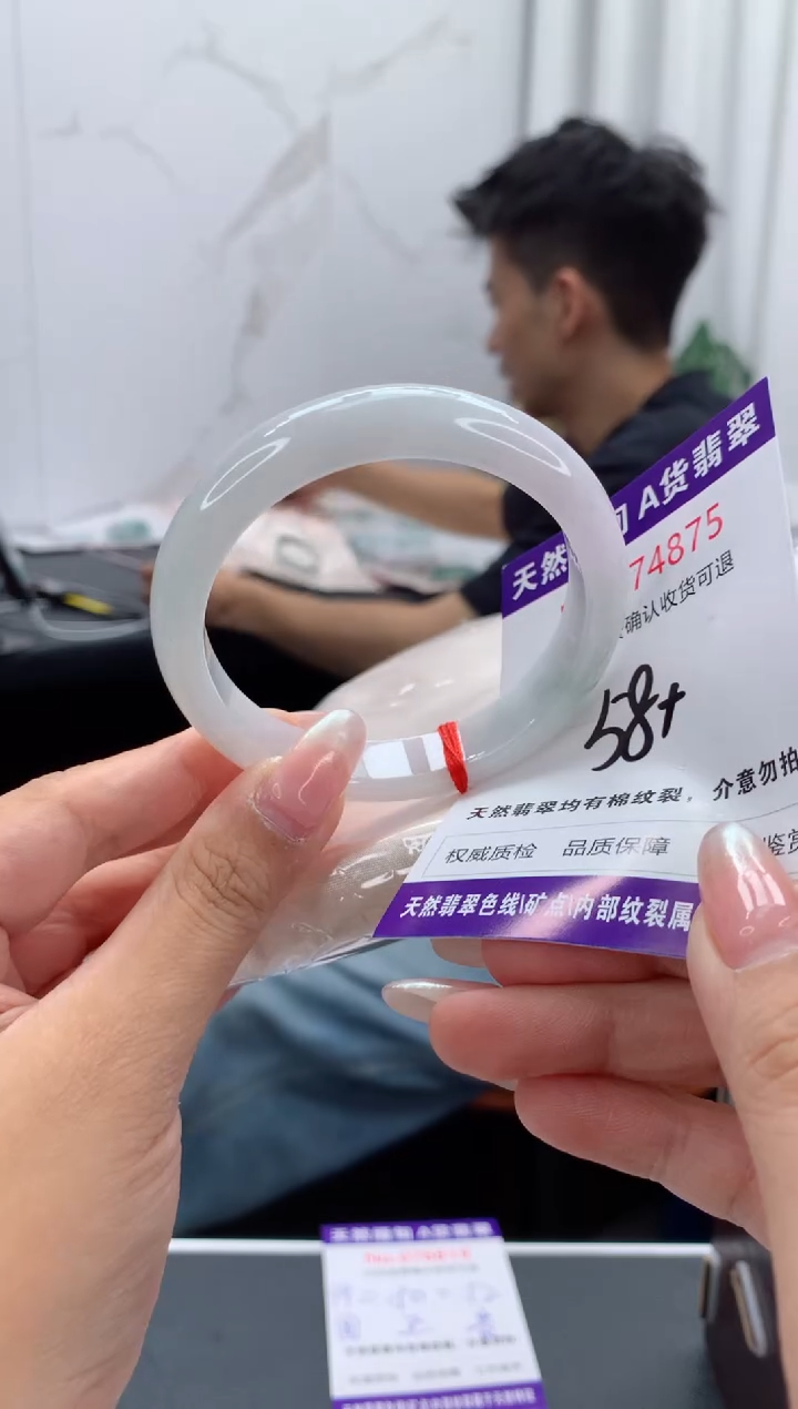 翡翠手镯未镶嵌有纹，完美者勿拍