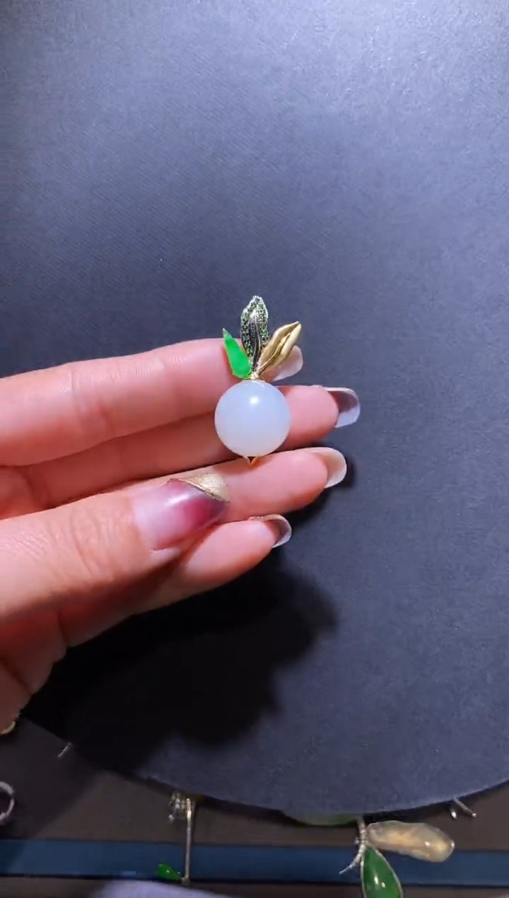 颈饰18K金镶嵌和田玉和田圆珠萝卜吊坠