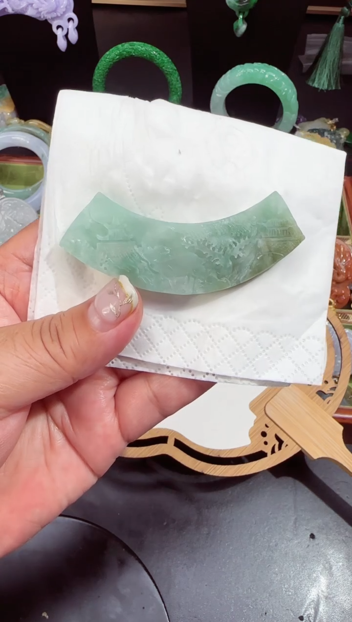 翡翠未镶嵌颈饰拍照