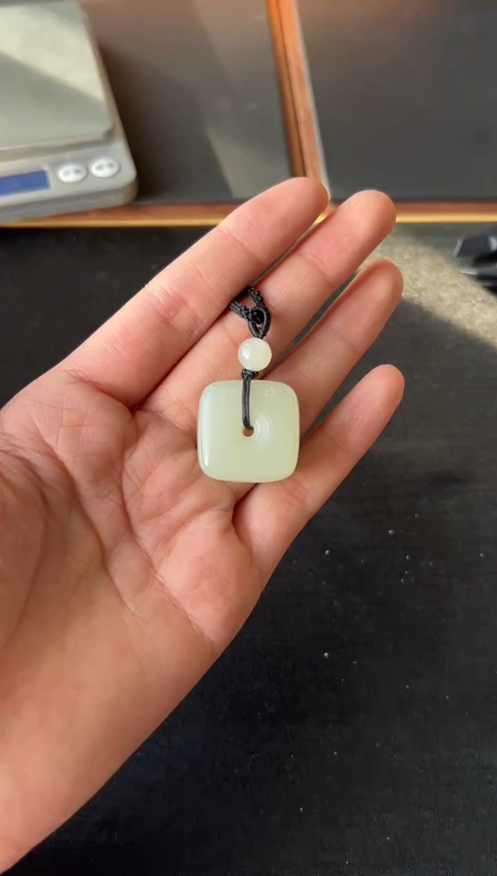 【闪购商品】和田玉吊坠(赠链)未镶嵌且末微色差迪克兰