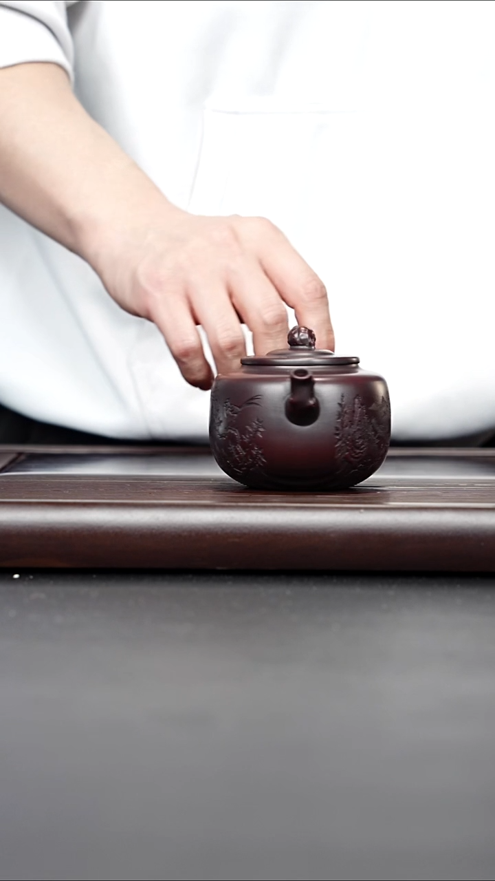 紫砂壶宜兴紫砂 花鸟松果汉瓦 铁血红纱 朱志远 260cc 331
