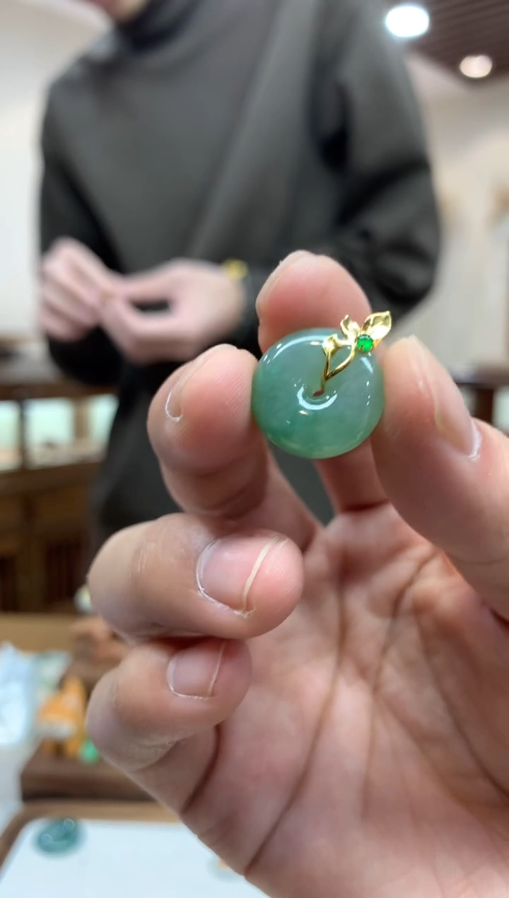 【闪购商品】翡翠吊坠(不含链)18K金镶嵌平安扣