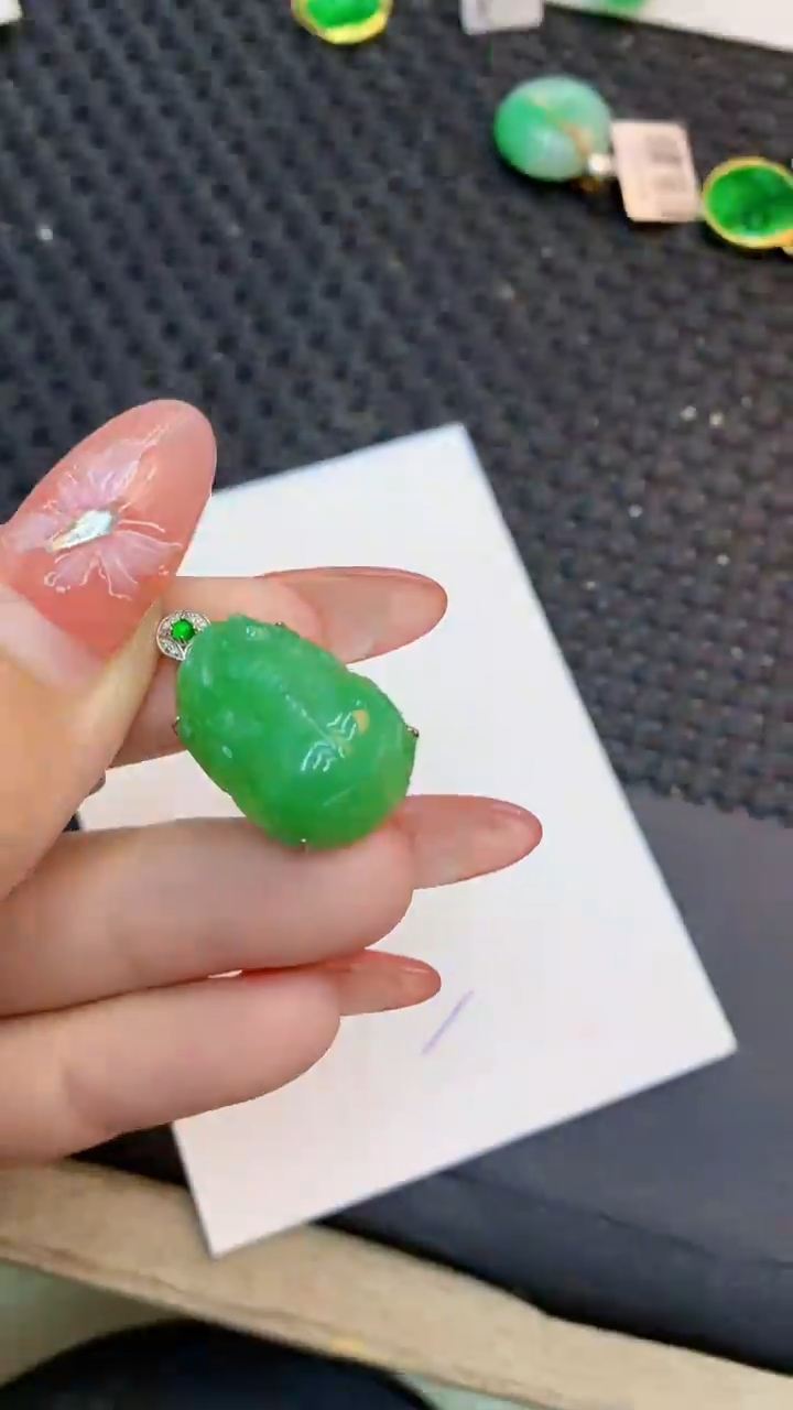 颈饰18K金镶嵌翡翠花**尘1