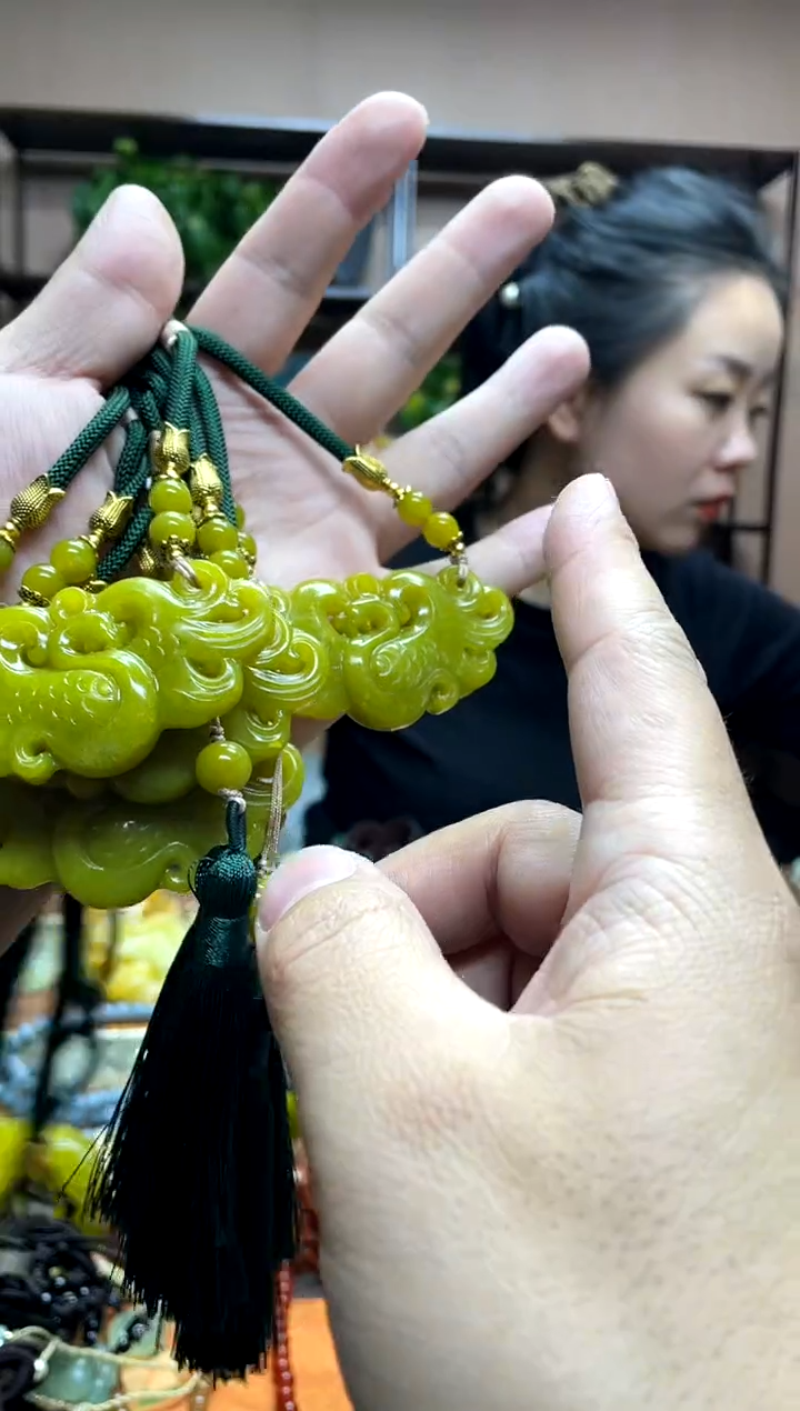 未镶嵌岫玉颈饰多样性发货发其中之一