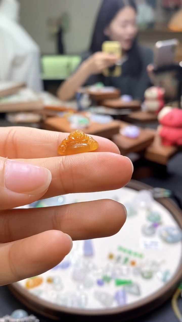 翡翠未镶嵌颈饰佛公