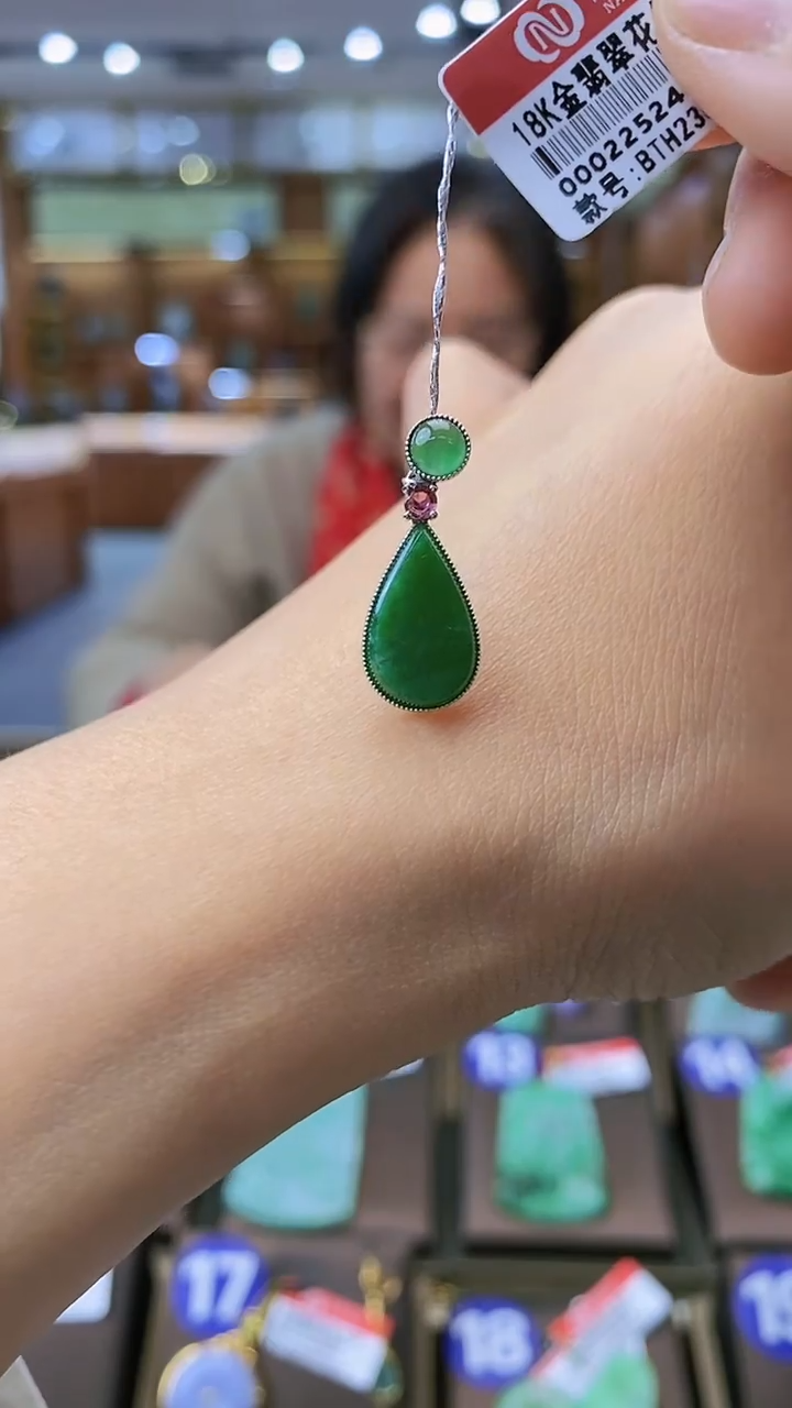 【闪购商品】翡翠颈饰18K金镶嵌吊坠
