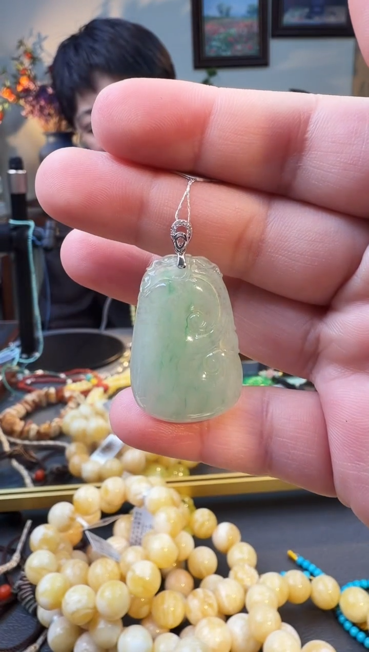 颈饰18K金镶嵌翡翠吊坠