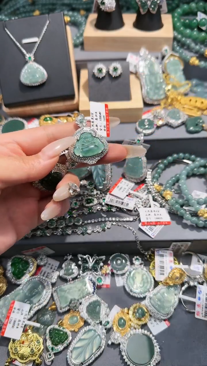 【闪购商品】翡翠吊坠(赠链)未镶嵌天然翡翠