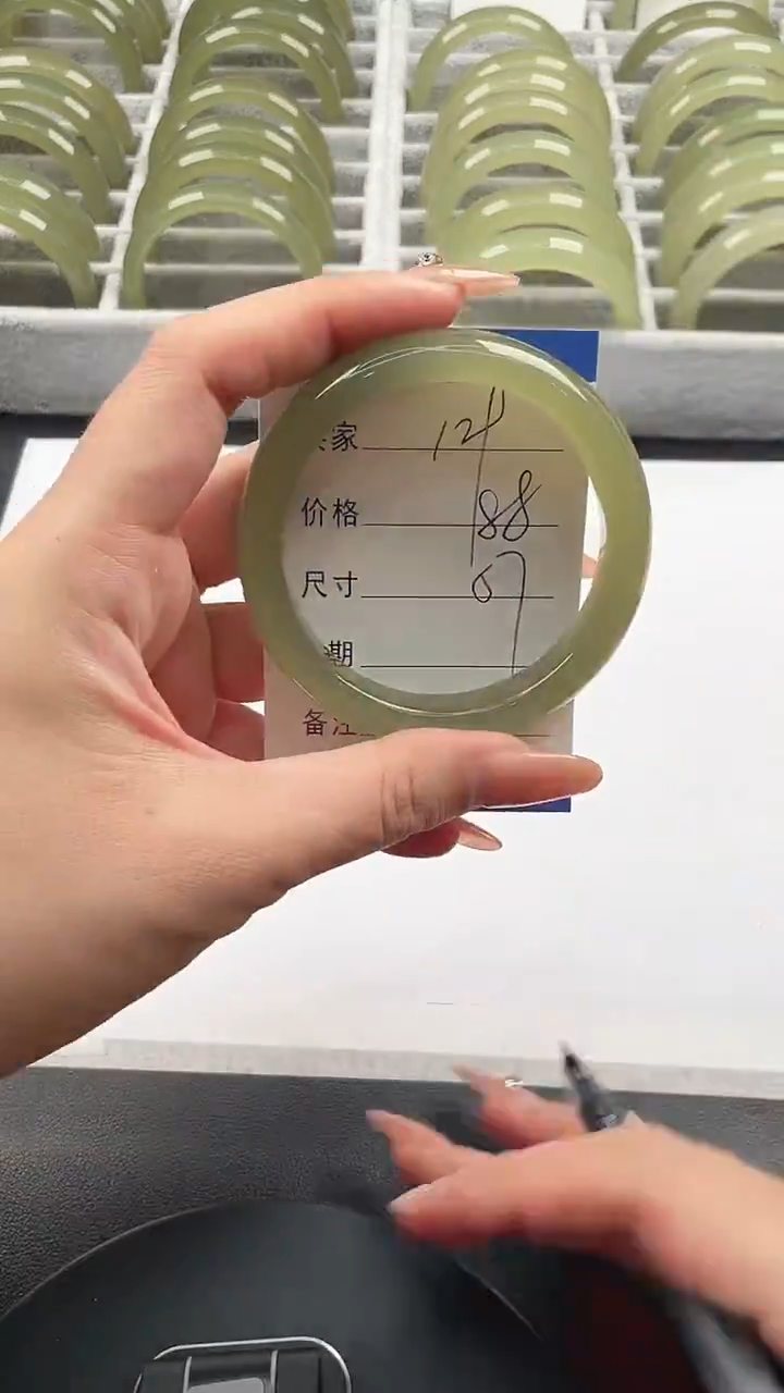 未镶嵌手镯石英质玉湖水绿