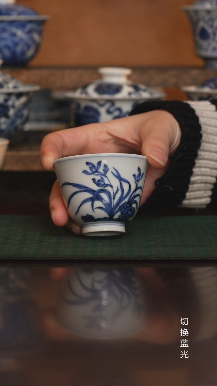 松风馆藏仿明青花兰花铃铛杯