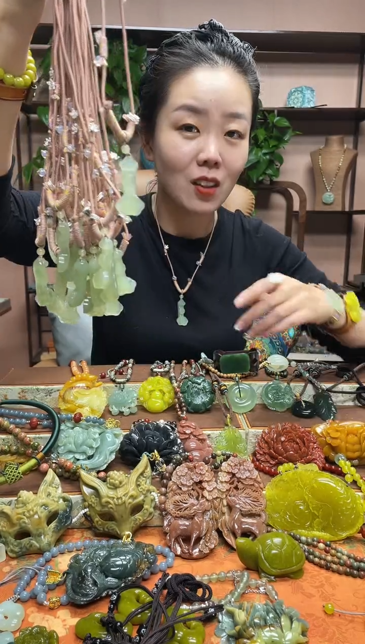 未镶嵌岫玉吊坠多样性发货发其中之一