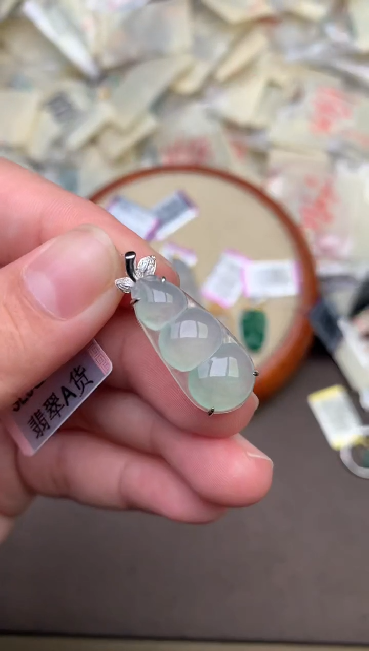 18K金镶嵌挂件翡翠一