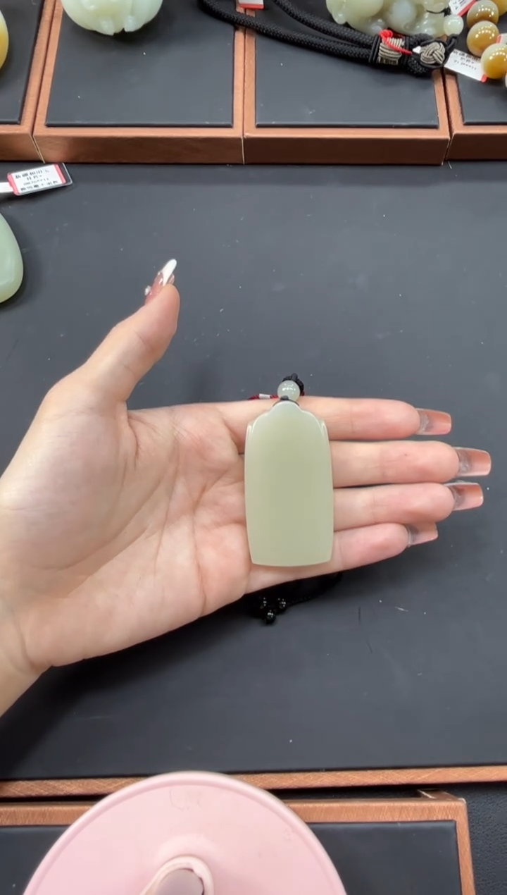 【闪购商品】和田玉吊坠(赠链)未镶嵌且末微色差迪克兰吊坠