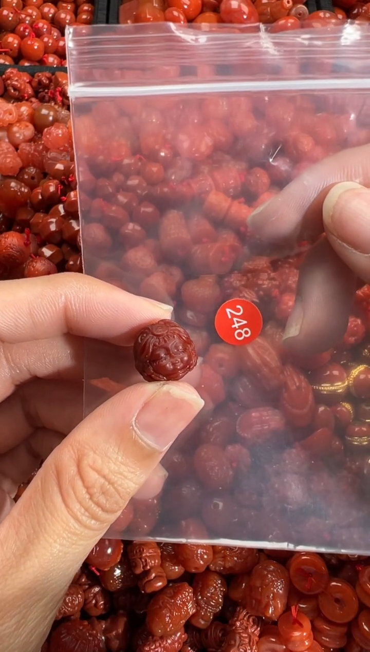 南红玛瑙未镶嵌颈饰1