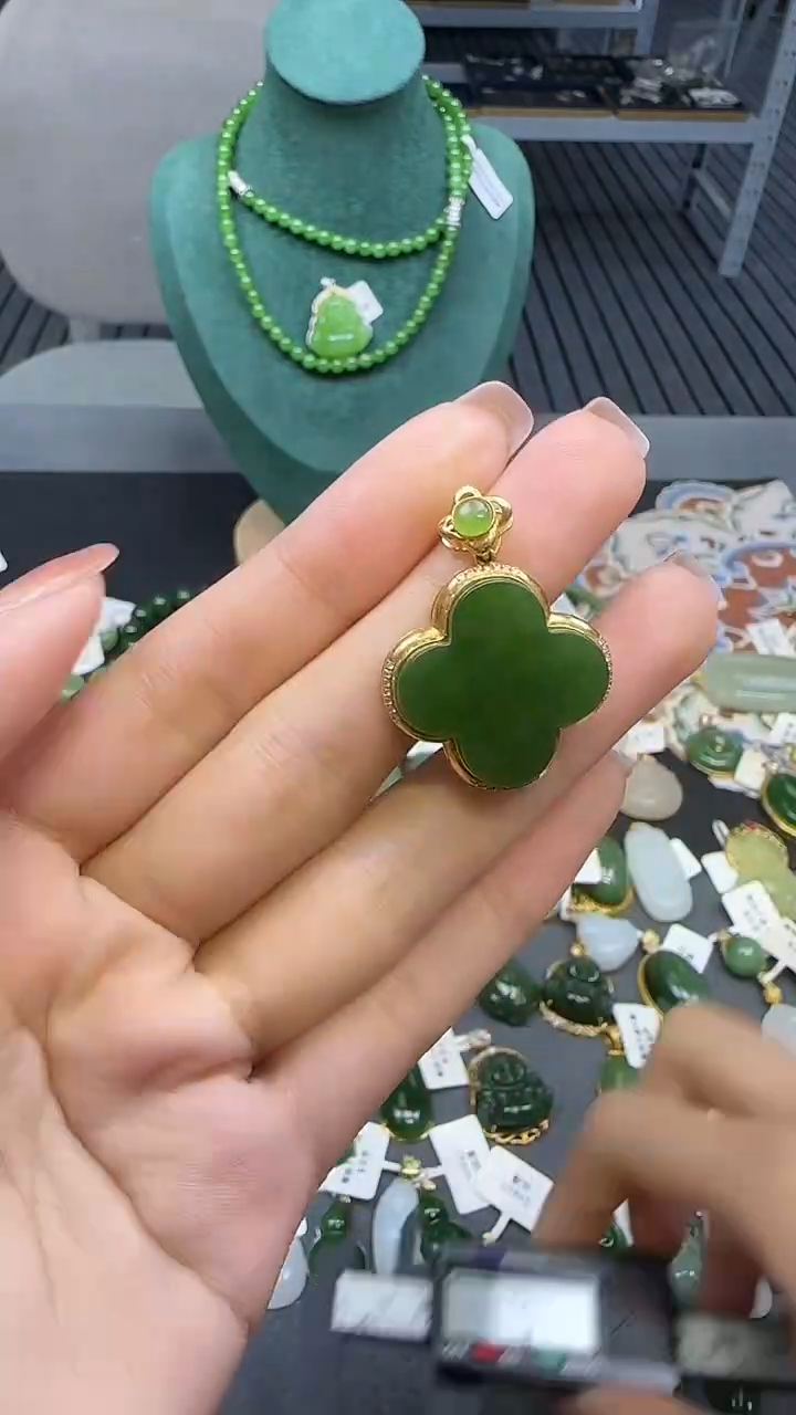 18K金镶嵌和田玉挂件1