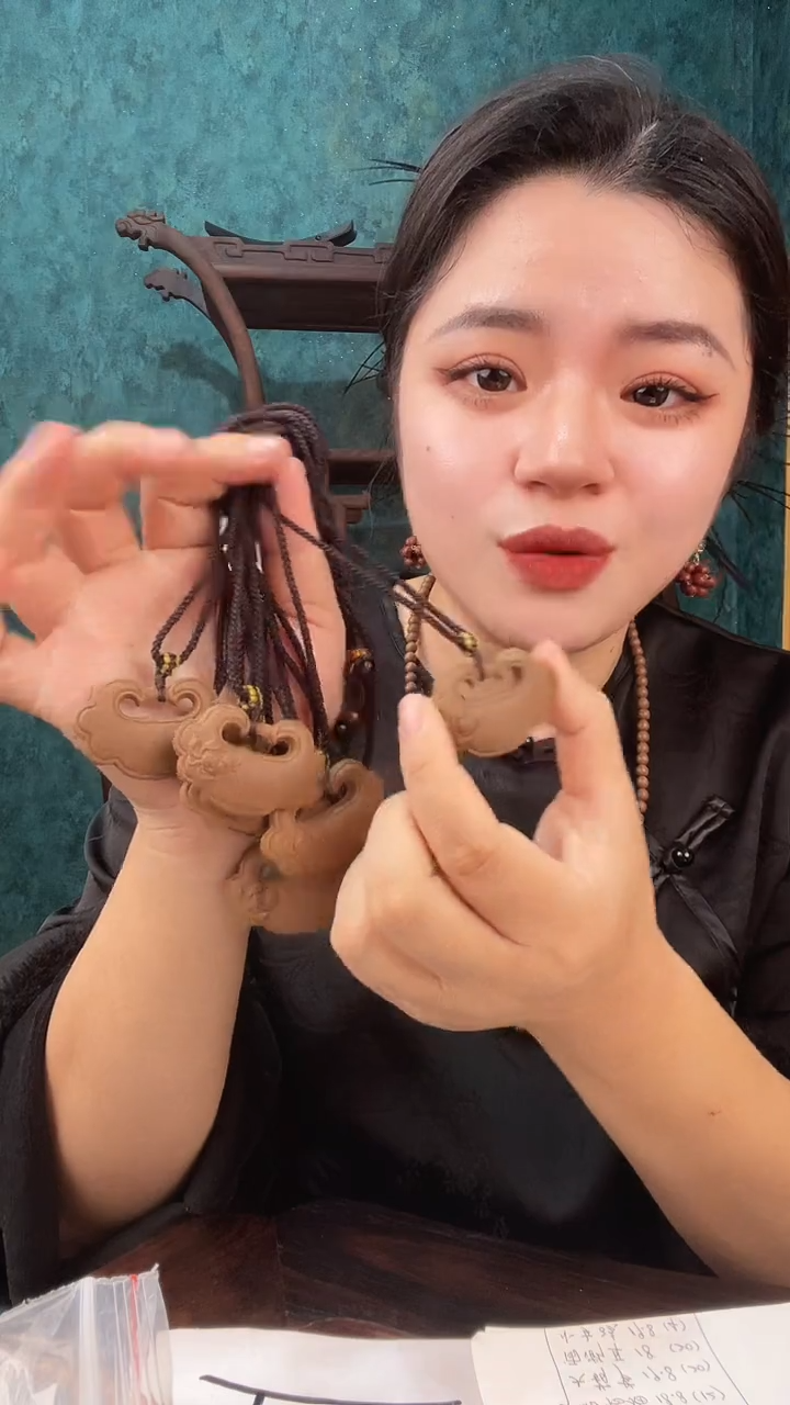 珠串鹅梨香方如意锁香牌