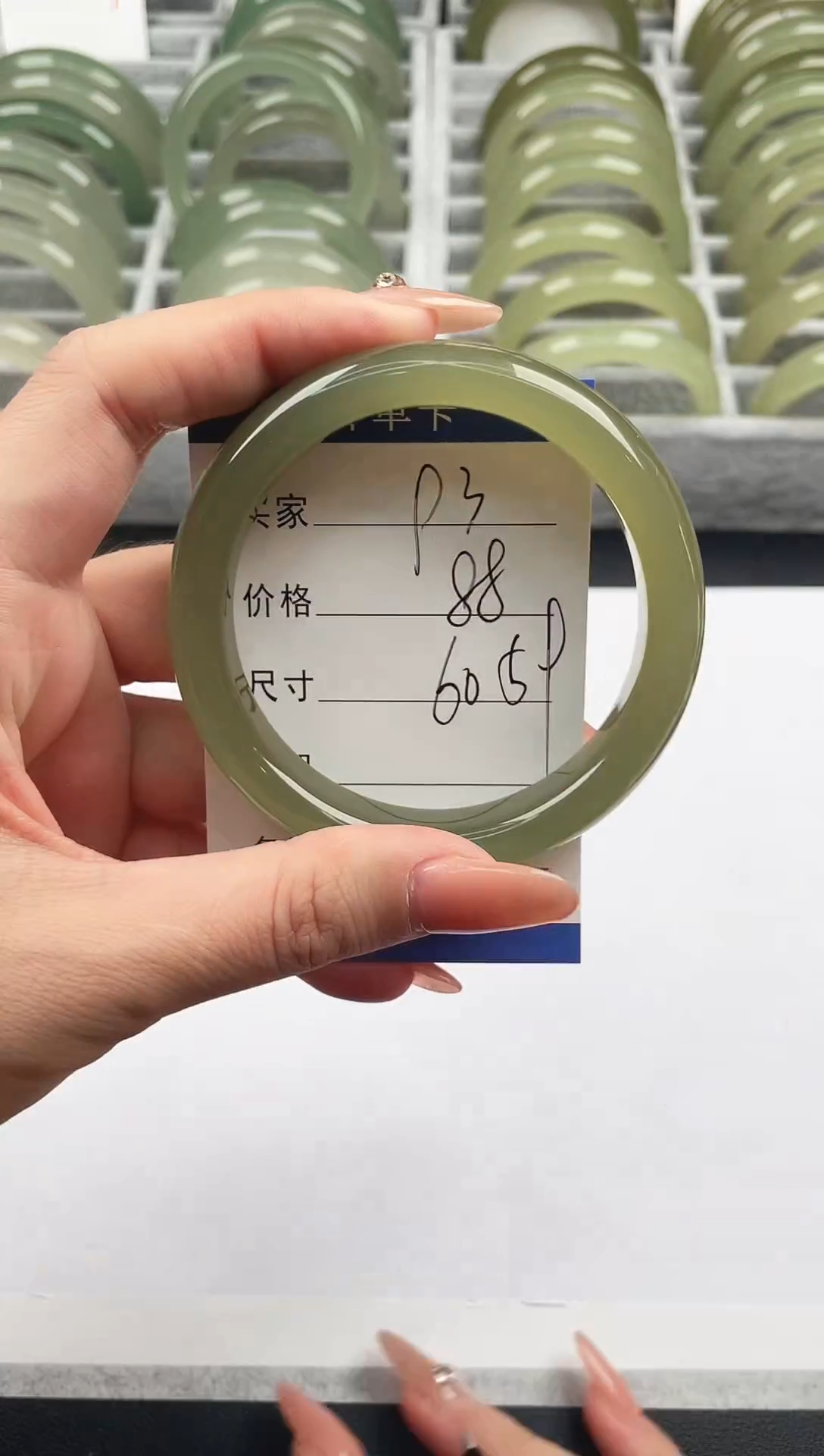 未镶嵌手镯石英质玉湖水绿