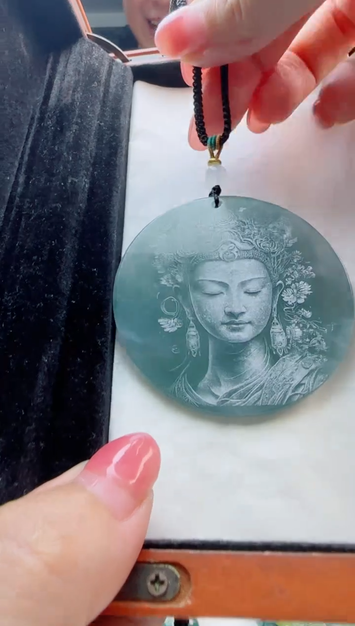 翡翠未镶嵌颈饰多样性发货其中一件