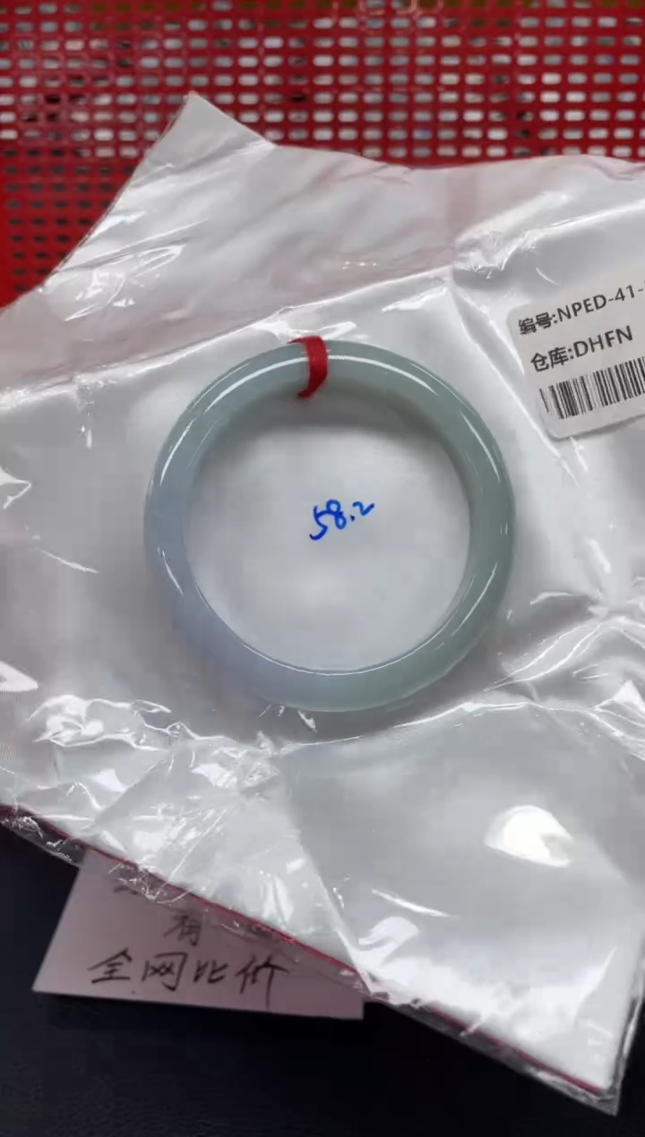 翡翠手镯未镶嵌翡翠手镯