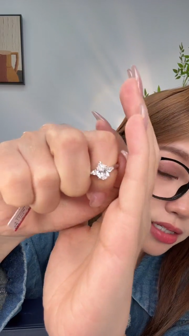 18K金镶嵌实验室培育钻石18k白水滴三生石戒指1ct