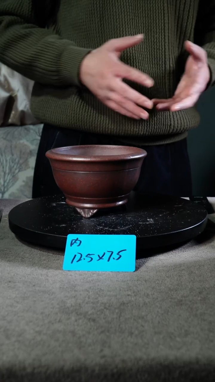 A宜兴紫砂小花盆