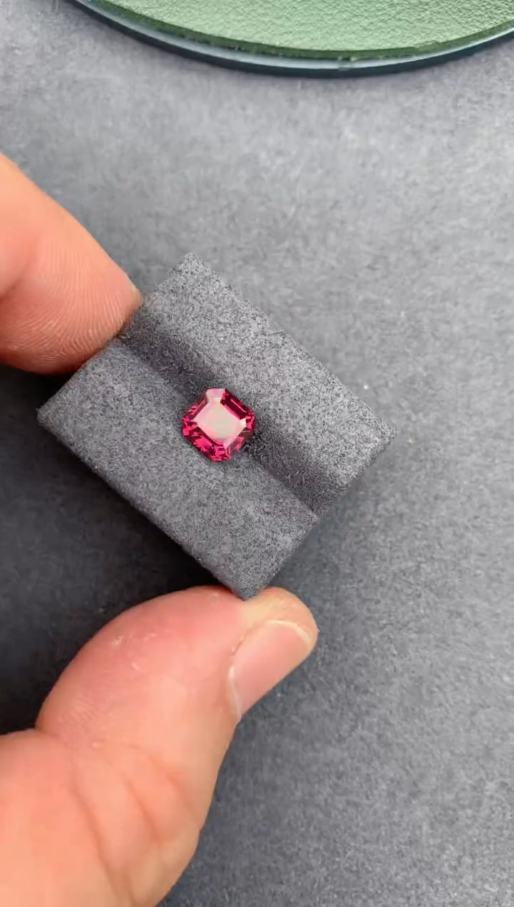 【闪购商品】石榴石裸石未镶嵌1ct  镁铝榴石